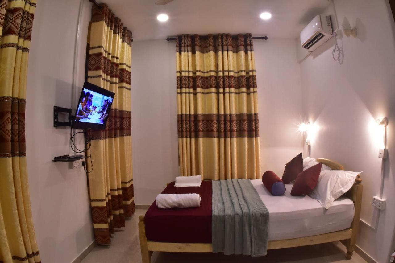 Peninsula Hotel Jaffna Exterior foto